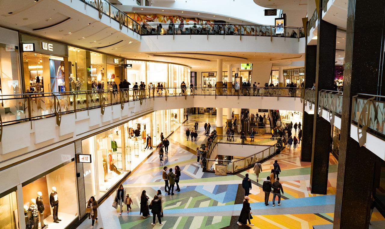 Foto panorâmica de um shopping center.