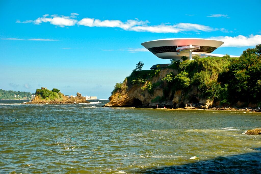 Vista da praia do Museu de Arte Contemporânea de Niterói