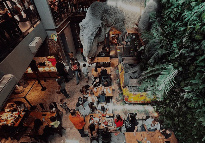 Vista de cima do interior do Jurassic Park Burger Restaurant 