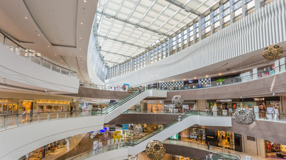 Interior de um shopping center