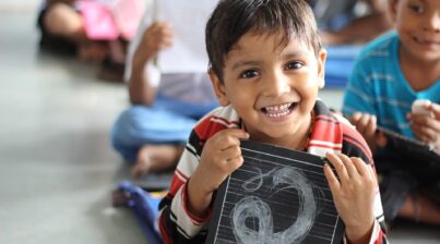 Criança sorrindo em uma escola